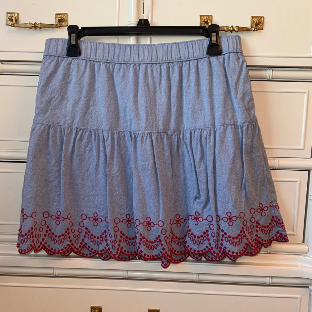 Vineyard Vines Pull-On Skirt with red eyelet scallop embroidery - size S